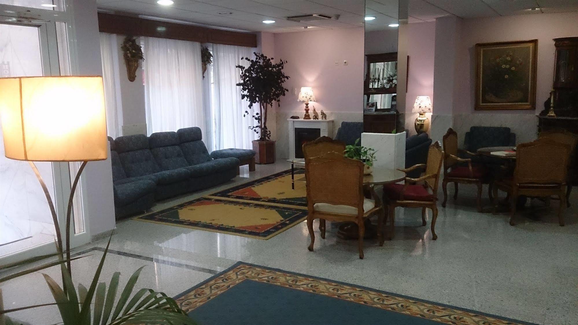 Hotel Iberia Plaza America Caces Buitenkant foto
